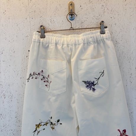 【Curved White Denim Pants】