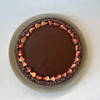 【新作】やんばるいちごのチョコレート焼きタルト(ホールケーキ)