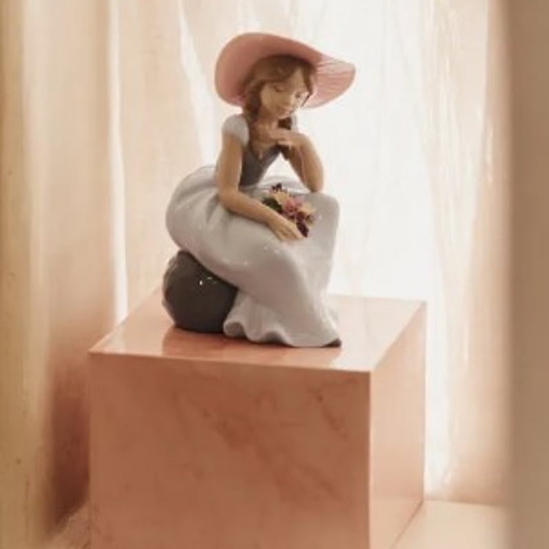 リヤドロ LLADRO 陶器人形 帽子を被った 好奇心旺盛な少女 Amazon.co.jp: