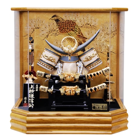 8号GOLDグレー前立上杉兜松鷹けやきケース飾り　【WEB限定】0470073