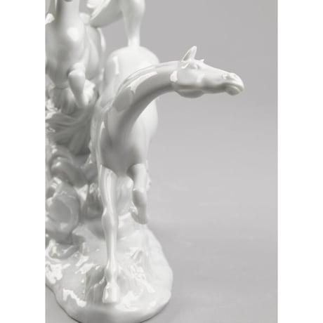 駆ける馬　(White)