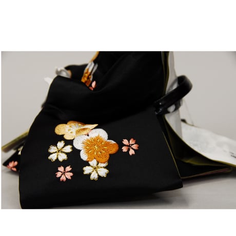 東月謹製　炭胴　三五　川俣正絹梅刺繍　木目唐草　親王飾り