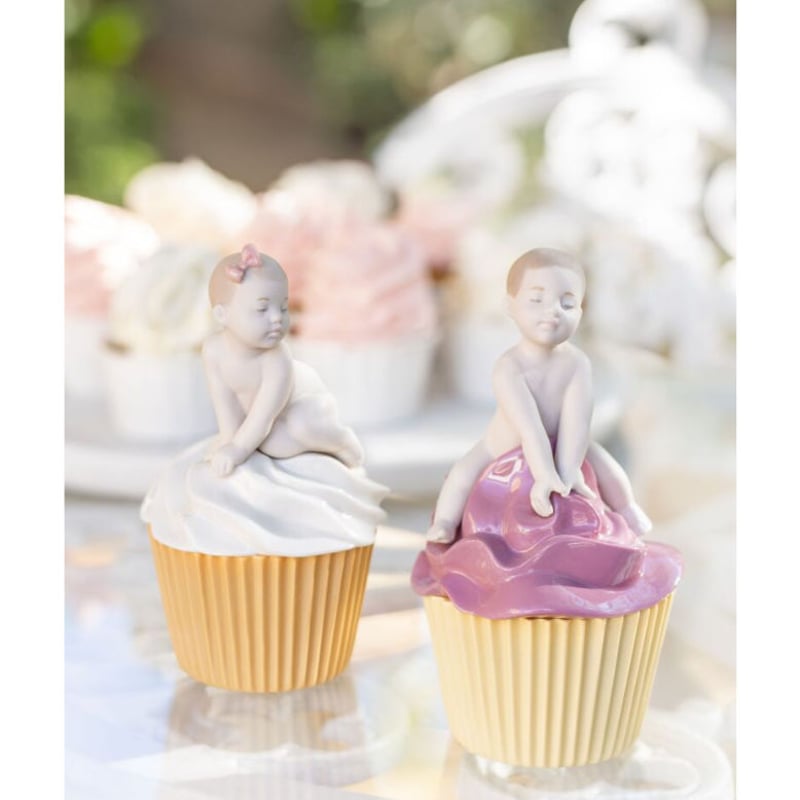 LIADRO ケーキを手に取る少女 LIADRO ケーキを手に取る少女 - メルカリ