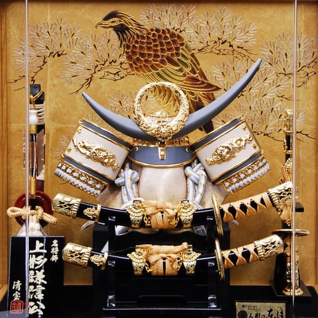 8号GOLDグレー前立上杉兜松鷹けやきケース飾り　【WEB限定】0470073