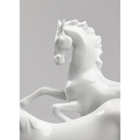 駆ける馬　(White)