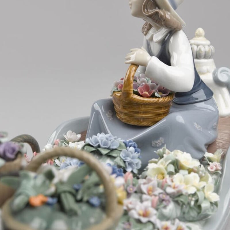 【早い者勝ち】RIADORO　お花人形 Amazon.co.jp: リヤドロ LLADRÓ 人形 可愛いお花屋さん 01006521