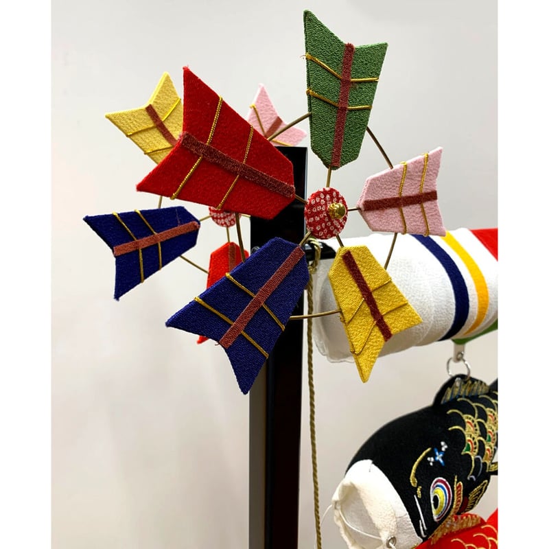 室内ちりめん鯉のぼり 五匹飾り 兜付 【WEB限定御祝価格】 | 人形の東