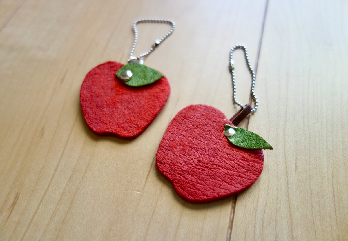 イノシシ革 地産地消シリーズ】かわいいリンゴチャーム 本革 果物