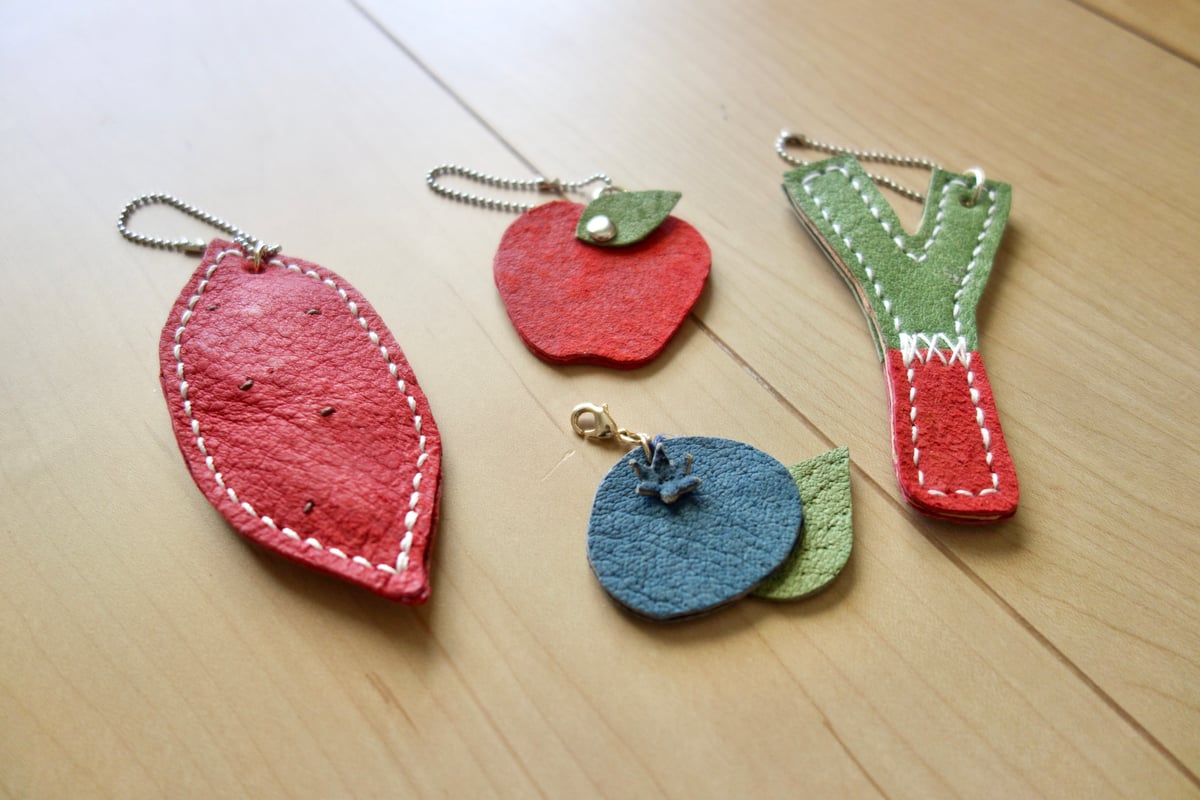イノシシ革 地産地消シリーズ】かわいいリンゴチャーム 本革 果物