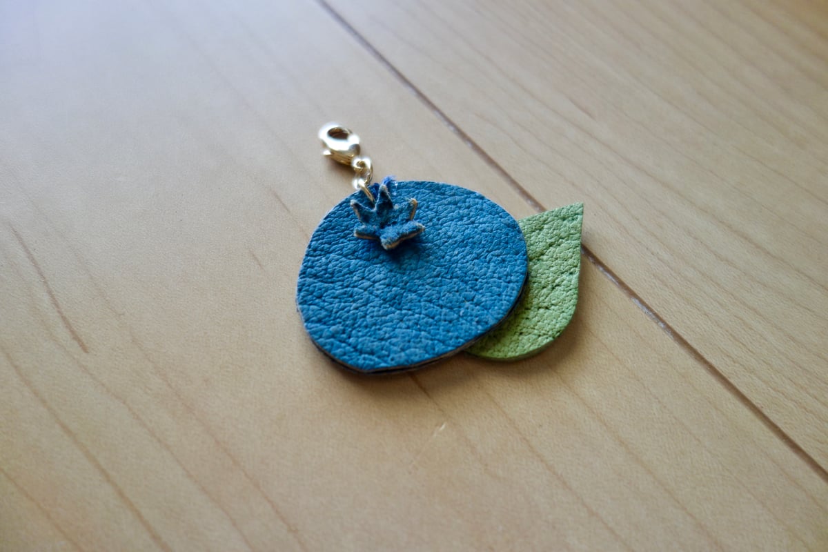 イノシシ革 地産地消シリーズ】かわいいブルーベリーチャーム 本革