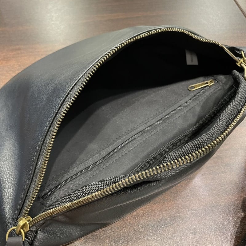 CHEMIN VERT 4.1 ブラック ボディバッグ バックネームPUボディバッグ SUS4-09 | VARG Giraffe larch