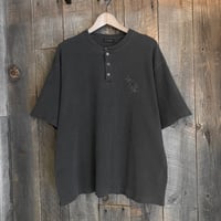 【全2色】ピグメントヘンリーネックTシャツ（B柄）　063701502