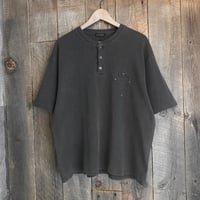 【全2色】ピグメントヘンリーネックTシャツ（C柄）　063701502