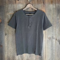 【全2色】ワッフルピグメントヘンリーネックTシャツ　235590
