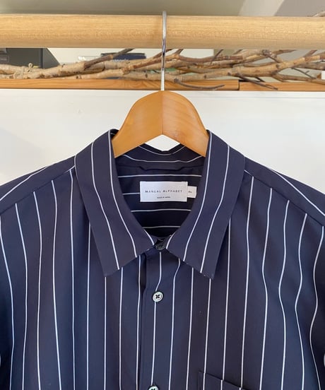 MANUAL ALPHABET マニュアルアルファベット（ユニセックス）/ THIN ICE TC WIDE BC SHIRTS 【ネイビーストライプ】