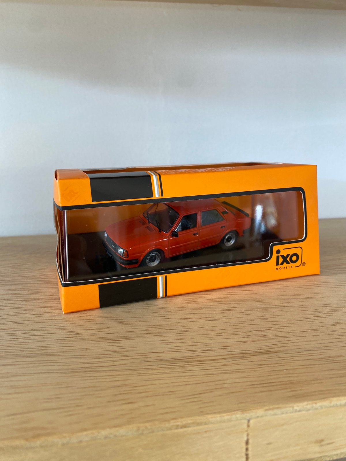 ixoイクソ / 【1/43スケール】 シュコダ 120L 1983 レッド | GRAFIC