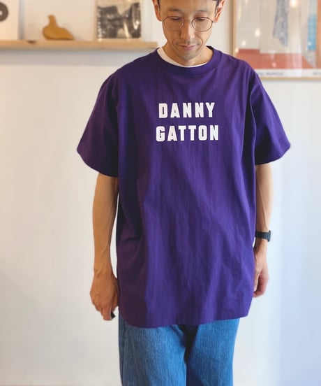 NECESSARY OR UNNECESSARY (NOUN) ナウン  /　DANNY GATTON T 【ネイビー】
