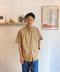 MANUAL ALPHABET マニュアルアルファベット（ユニセックス）/ WASHER BROAD LOOSE FIT R/C S/S SHT 【モカベージュ】
