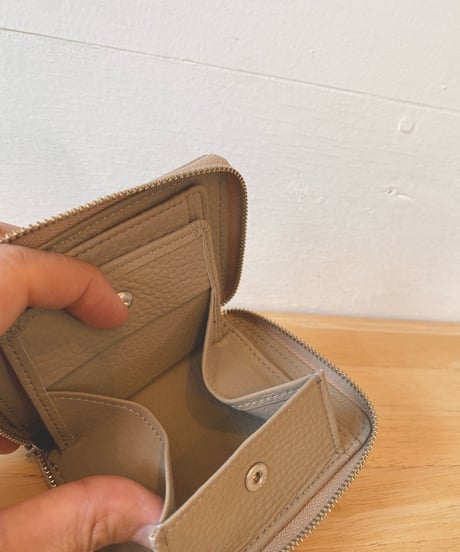 ERA. イーラ  / EO SHRINK ROUND PALM WALLET 折り畳み財布  【サンド】