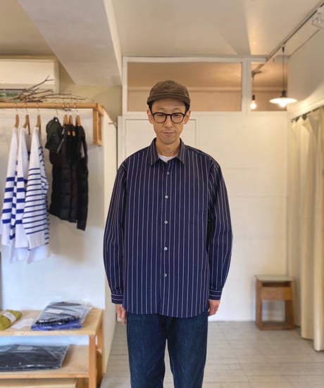 MANUAL ALPHABET マニュアルアルファベット（ユニセックス）/ THIN ICE TC WIDE BC SHIRTS 【ネイビーストライプ】