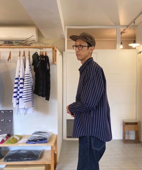 MANUAL ALPHABET マニュアルアルファベット（ユニセックス）/ THIN ICE TC WIDE BC SHIRTS 【ネイビーストライプ】