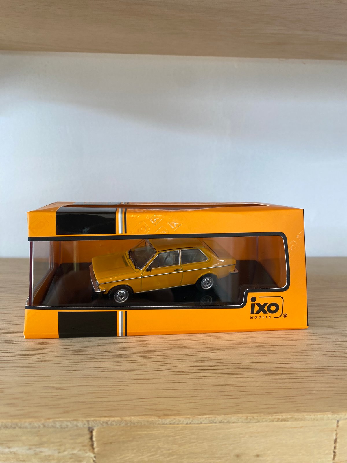ミニカー IXO VW Bus 1/43 楽天市場】イクソ 1/43 フォルクスワーゲン T3 バス カラベル