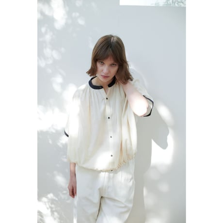《 WOMEN 》 MANON / FRENCH SLEEVE SPINDLE CLERIC AMICAL SHIRT ( IVORY )
