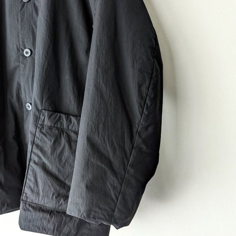 《 UNISEX 》 RINEN / 綿ナイロンタイプライター 中綿ボンディング ノーカラージャケット ( クロ )
