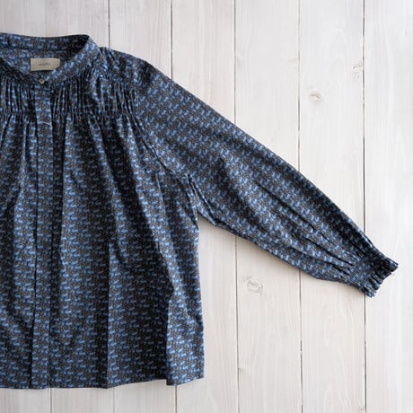 《 WOMEN 》 sosotto / LIBERTYタナローン チビ衿シャーリングブラウス ( ネイビー )
