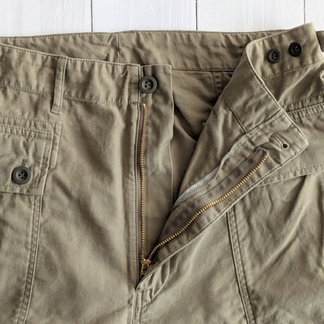 《 UNISEX 》 H.UNIT / Back satin military shorts ( KHAKI )