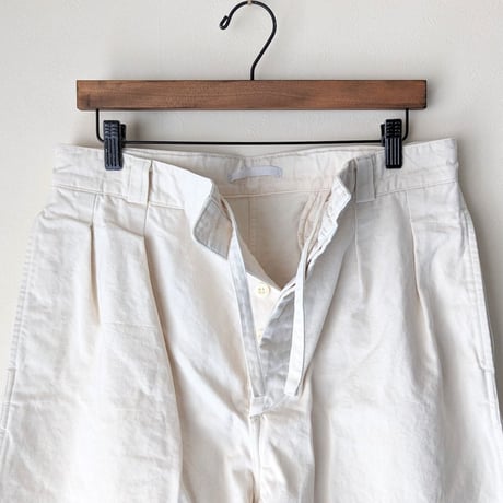 《 Men's 》HATSKI / 2Tuck Easy Chino Shorts ( ECRU )