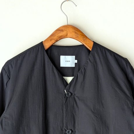 《 UNISEX 》 RINEN / 綿ナイロンタイプライター 中綿ボンディング ノーカラージャケット ( クロ )