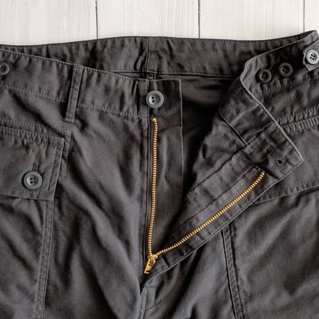《 UNISEX 》 H.UNIT / Back satin military shorts ( BLACK )