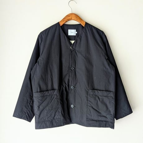 《 UNISEX 》 RINEN / 綿ナイロンタイプライター 中綿ボンディング ノーカラージャケット ( クロ )