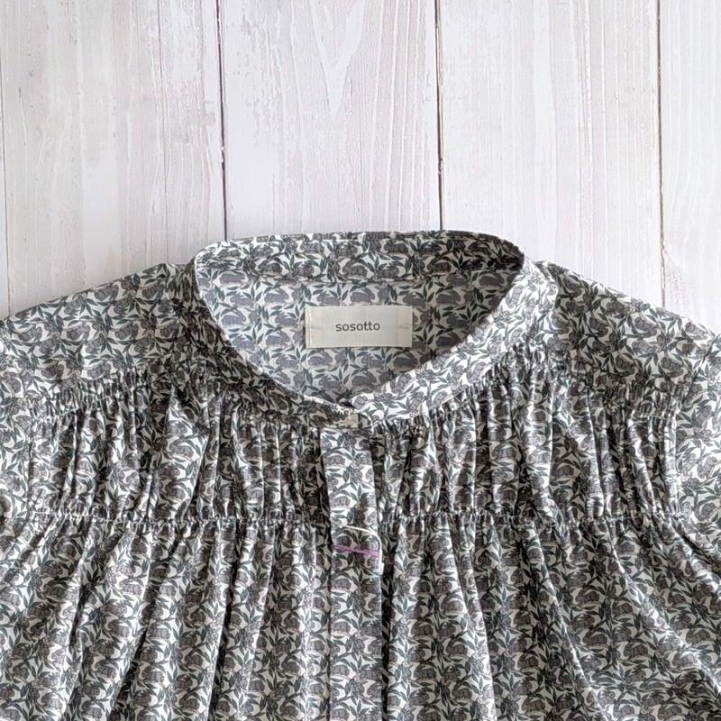 WOMEN 》 sosotto / LIBERTYタナローン チビ衿シャーリングブラウス
