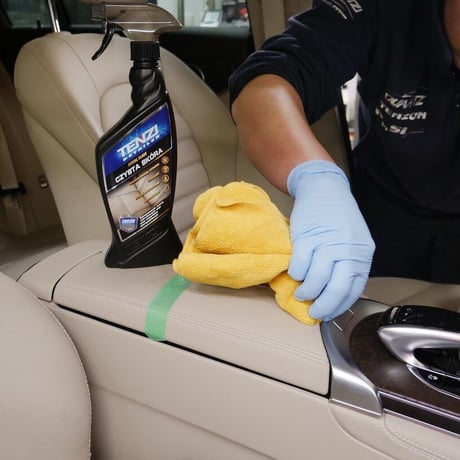 テンジ [車内レザークリーナー 600ml ] : 独自製法を採用。革の本来の色ツヤを引き出し、しなやかさを維持｜TENZI Detailer AD-37