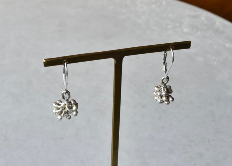 お取り置きカレンシルバー　ピアスor イヤリング きらめくカレンシルバーの雫とジュズダマの耳飾り / ピアス or