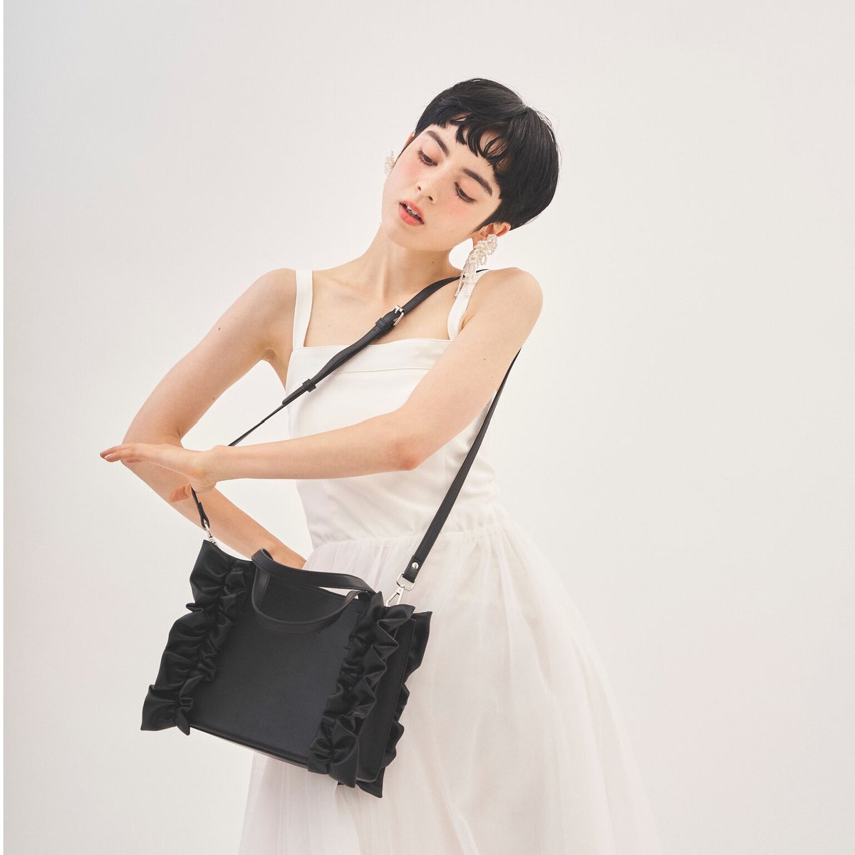 original frill leather tote bag (black M) | Tre...