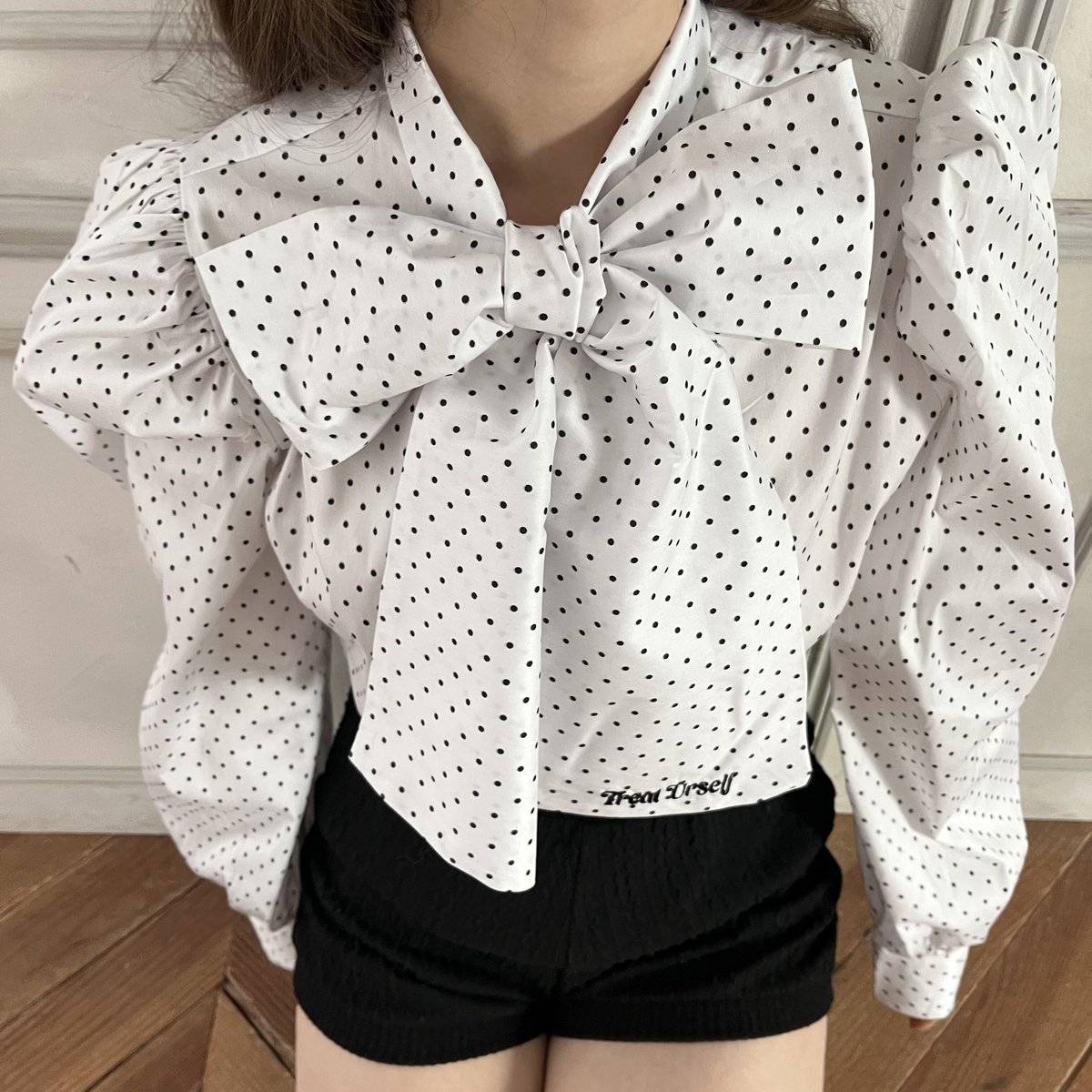“London girl” ribbon tie blouse (dot) | Treat ü...