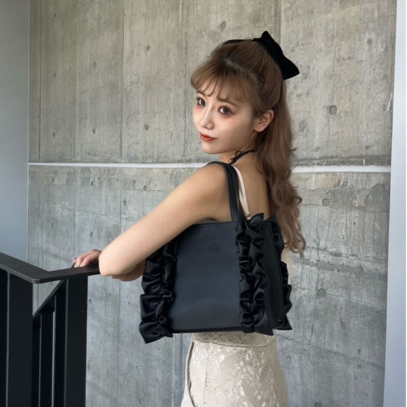 original frill leather tote bag (black M) | Tre...