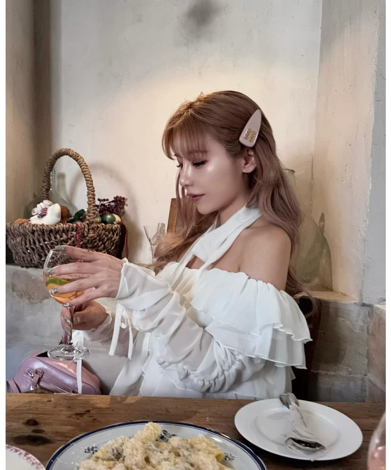 TOPYS／ベージュ フリル付きカットソーと ベストのセットアップ TOPYS／ベージュ フリル付きカットソーと ベストのセットアップ