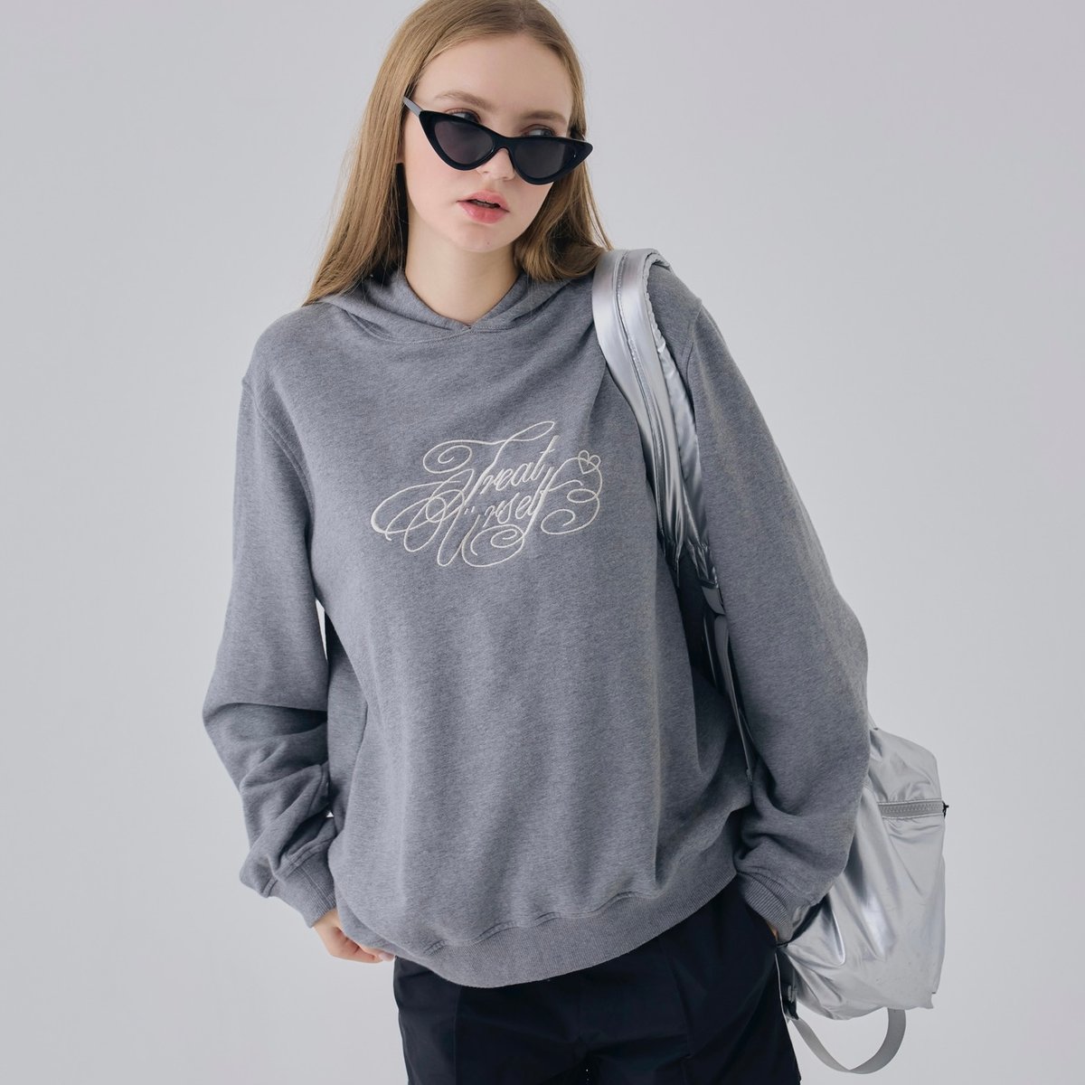先着　完売品treat ürself logo rhinestone sweat Treat Ürself logo rhinestone sweat グレー - メルカリ