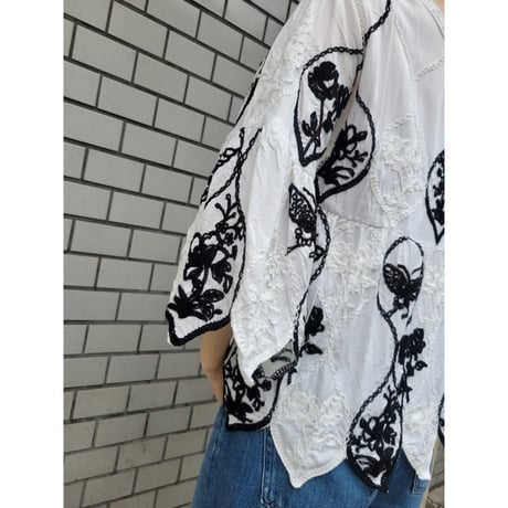 バラフライ刺繍トップス　白ホワイト×黒ブラック
