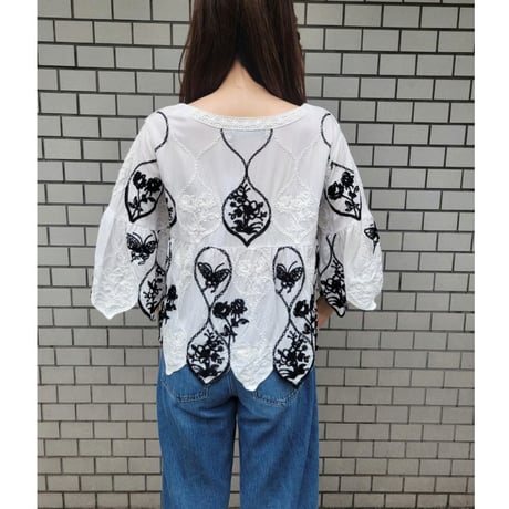 バラフライ刺繍トップス　白ホワイト×黒ブラック