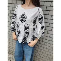 バラフライ刺繍トップス　白ホワイト×黒ブラック