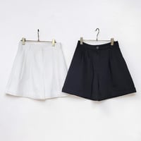 タックショートパンツ　白ホワイト　黒ブラック