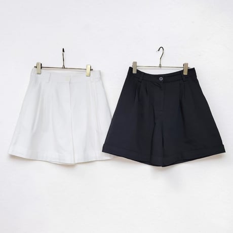 タックショートパンツ　白ホワイト　黒ブラック