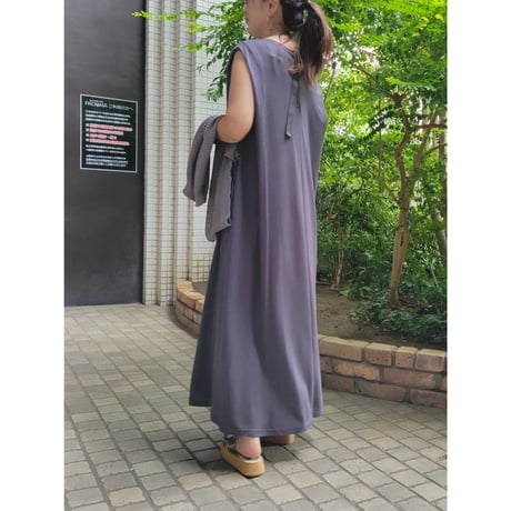 バックファスナーリボンプル付きマキシ丈ワンピース　グレー