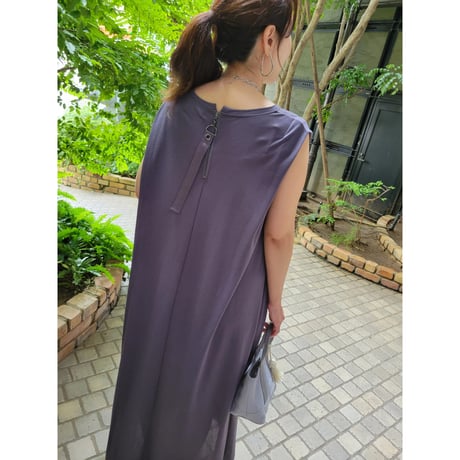 バックファスナーリボンプル付きマキシ丈ワンピース　グレー