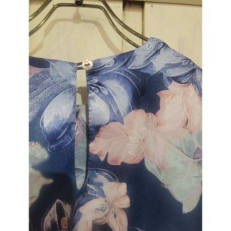 ビジュー付き花柄ブラウス　ネイビー